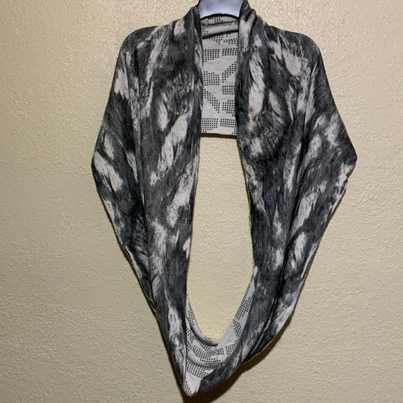 Michael Kors Infinity Scarf Cream Gray Logo SOFT 100% Acrylic - Picture 1 of 14